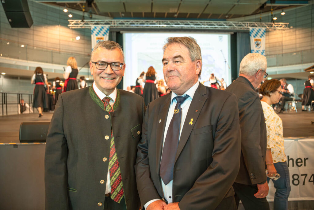 BSB-Landesversammlung 2025 in Straubing , - Franz Rothkopf im Gespräch mit dem Leiter der Bayer. Staatskanzlei Florian Hermann