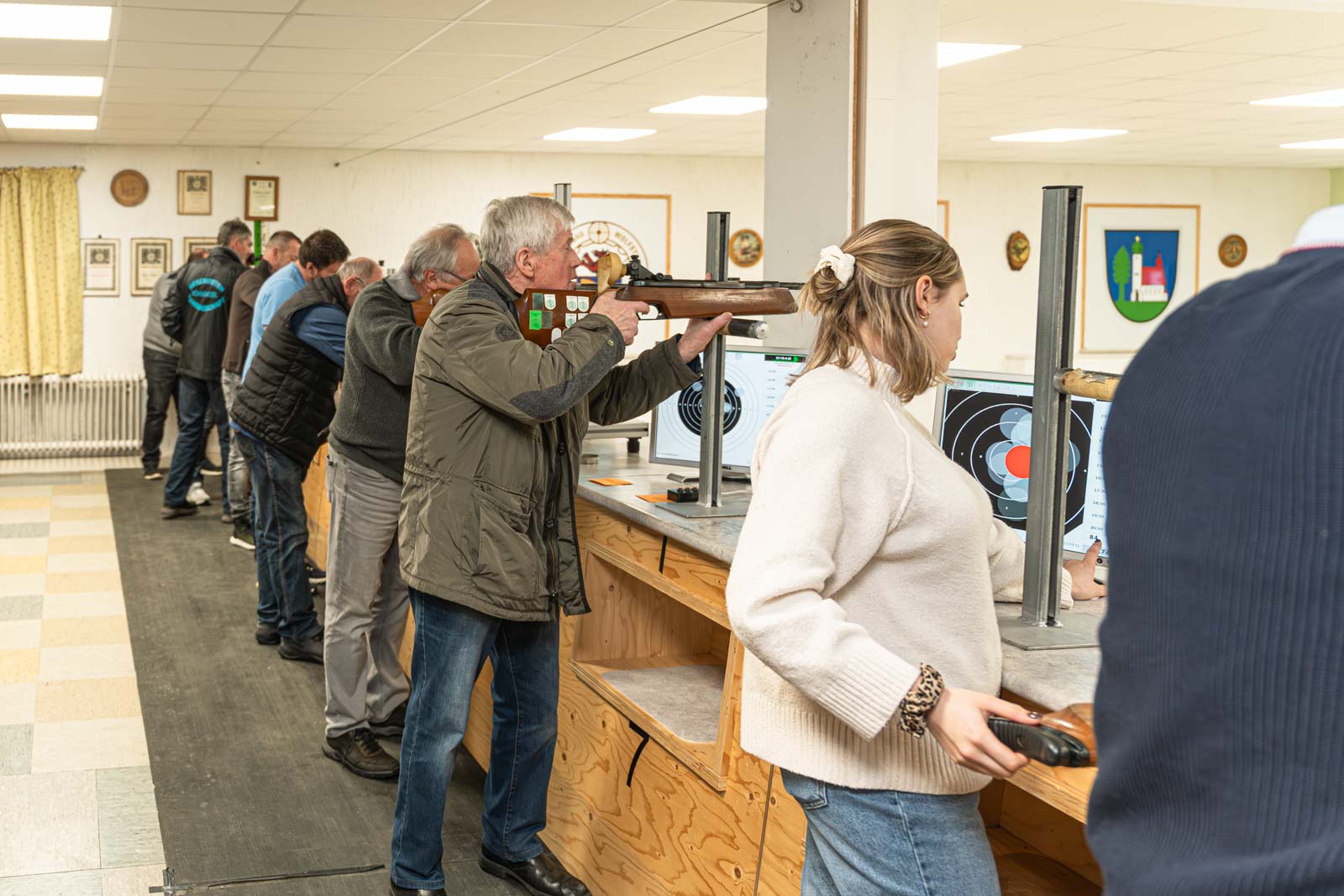 AL3-06314 Luftgewehrvergleichskampf 2026 in Böhmzwiesel, Schützen am Schießstand