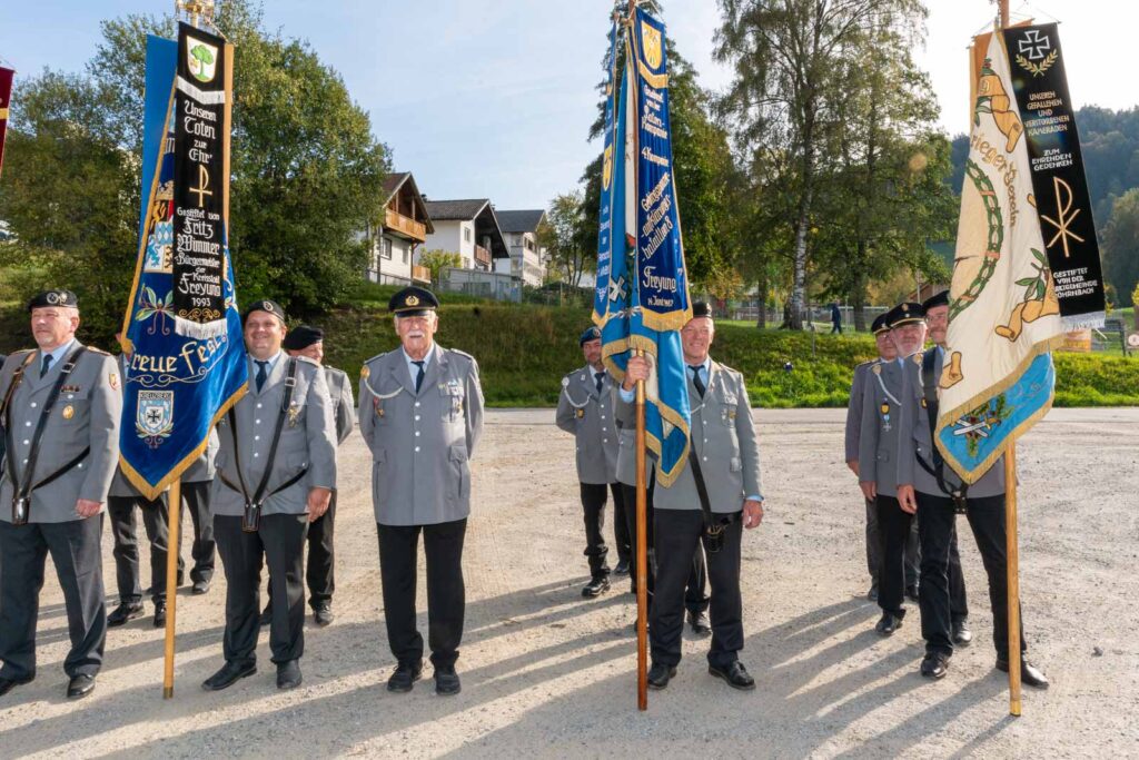 Kommandowechsel beim Aufklärungsbataillon 8 - Fahnenabordnungen des BSB-Kreisverbands Freyung-Grafenau
