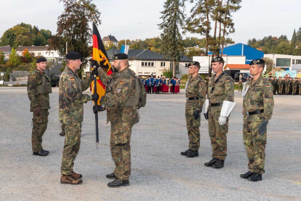 Kommandowechsel beim Aufklärungsbataillon 8 in Freyung - Uebergabe der Bataillonsfahne